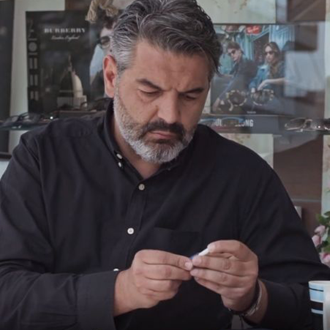 άντρας τοποθετεί ράβδο καπνού HEETS στο IQOS